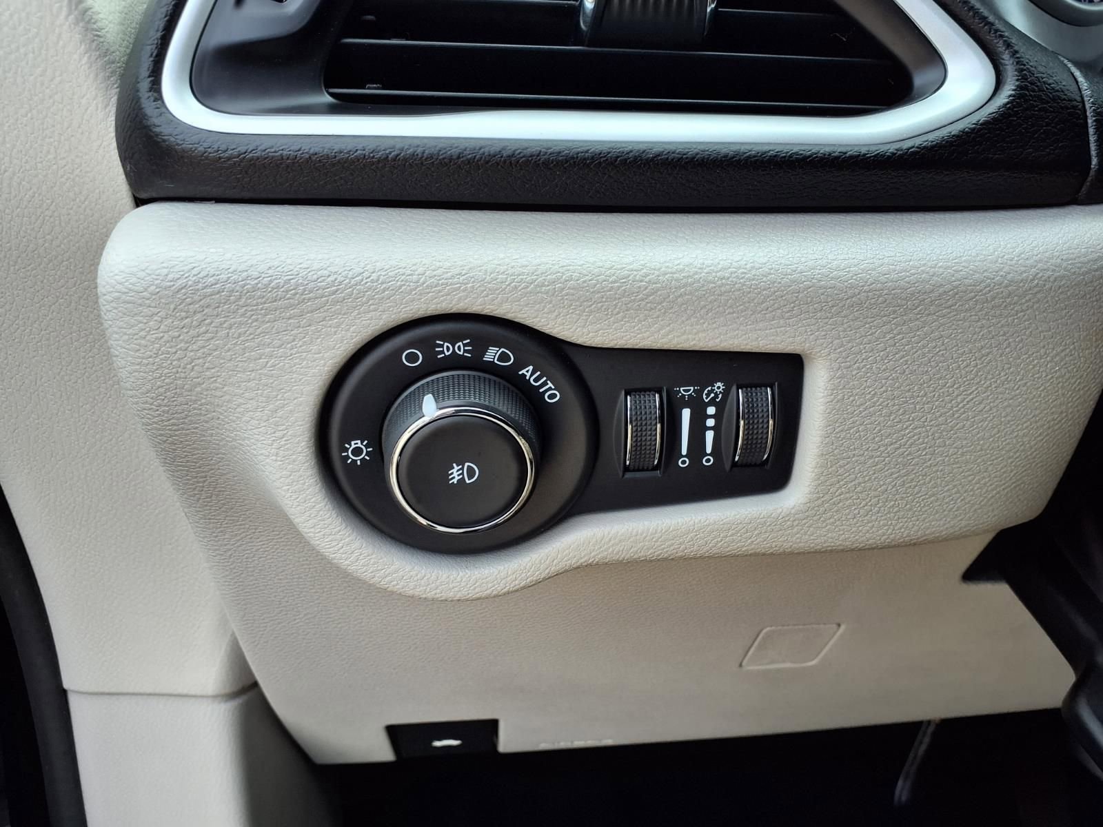 Used 2024 Chrysler Pacifica Touring-L image 22