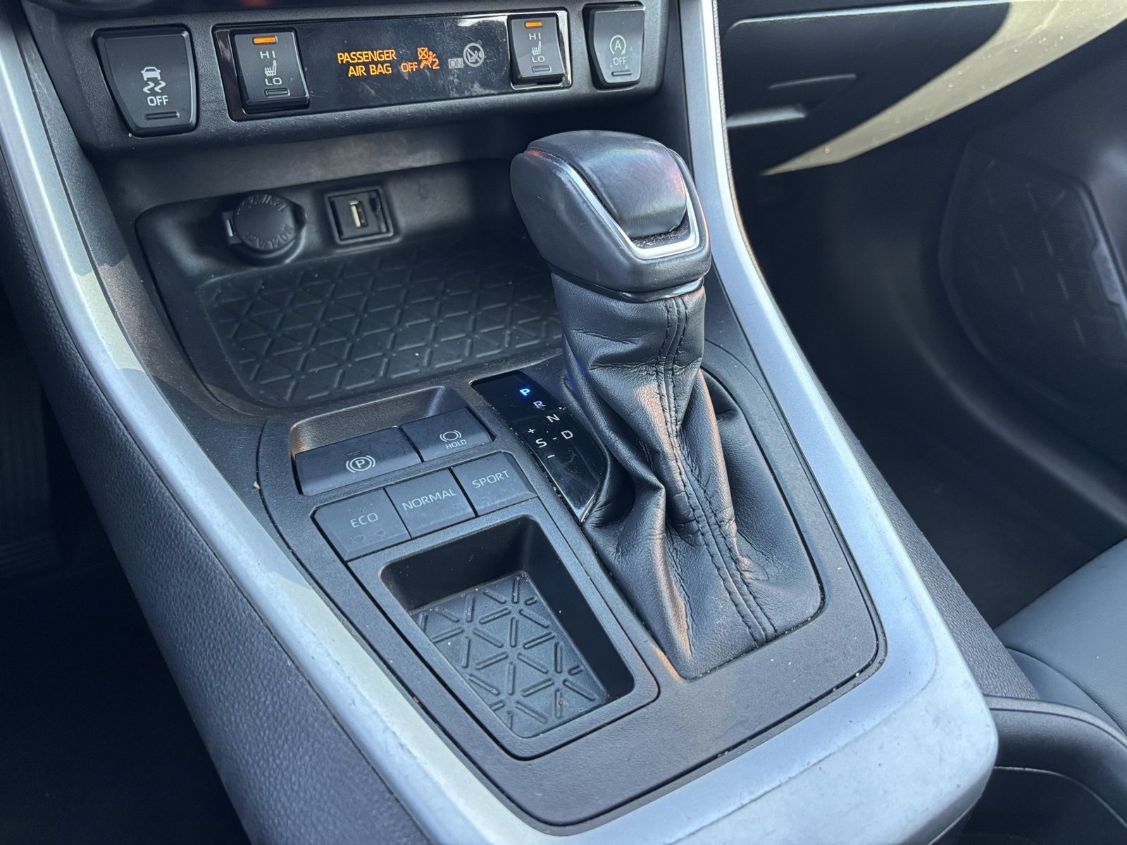 Used 2021 Toyota RAV4 XLE Premium image 6