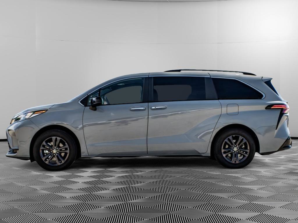 Used 2024 Toyota Sienna XSE w/ XSE Plus Package AWD/4WD image 4