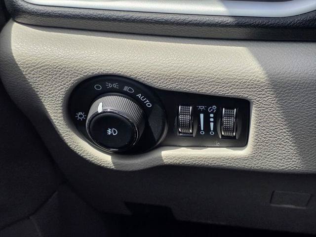 Certified 2024 Chrysler Pacifica Touring-L FWD image 33