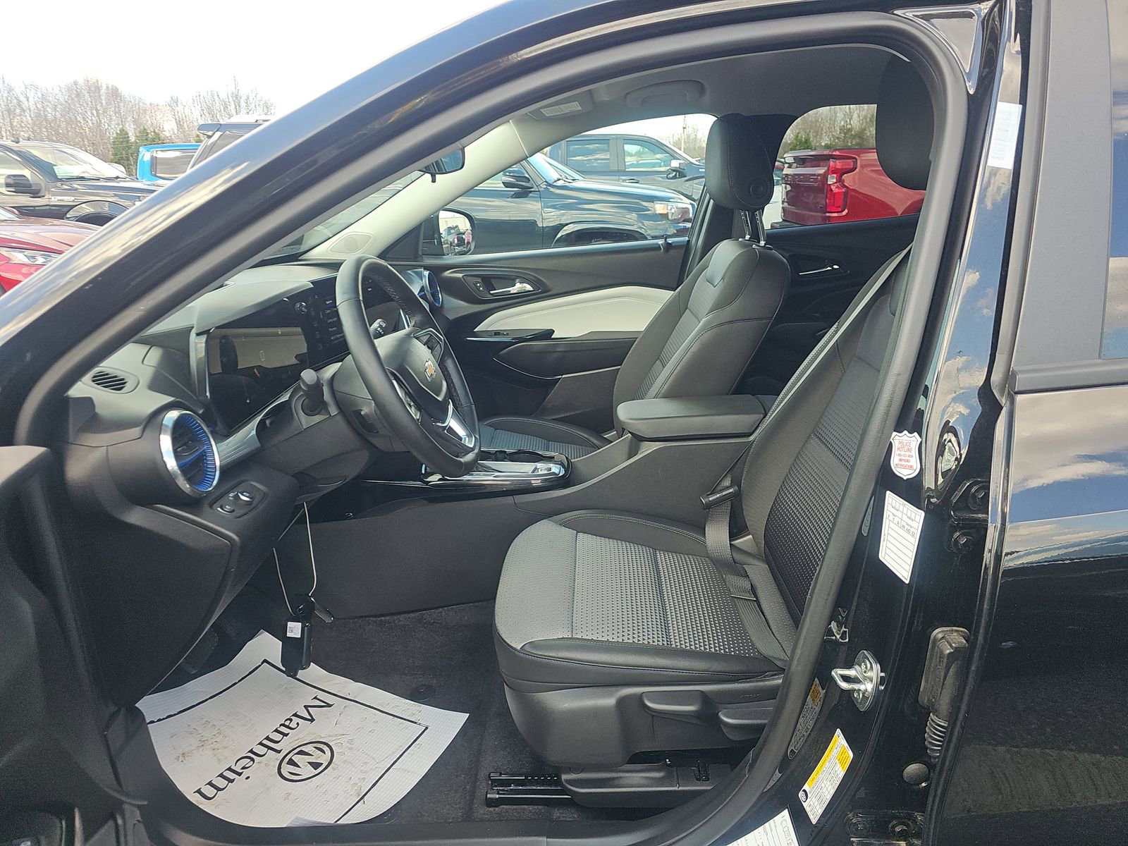 Used 2025 Chevrolet Trax LT w/ LT Convenience Package image 8