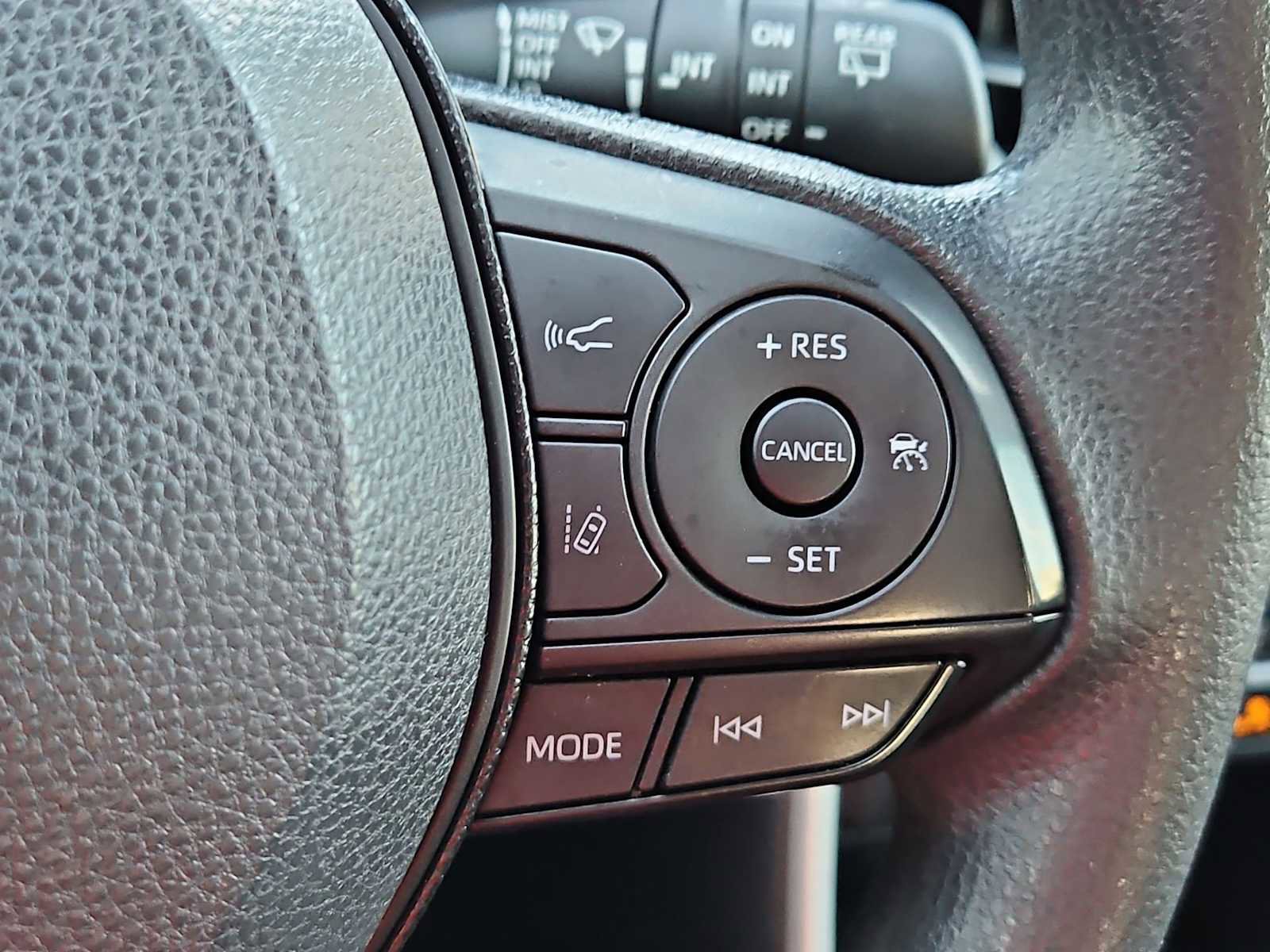 Used 2021 Toyota RAV4 XLE w/ Carpet Mat Package (TMS) image 25