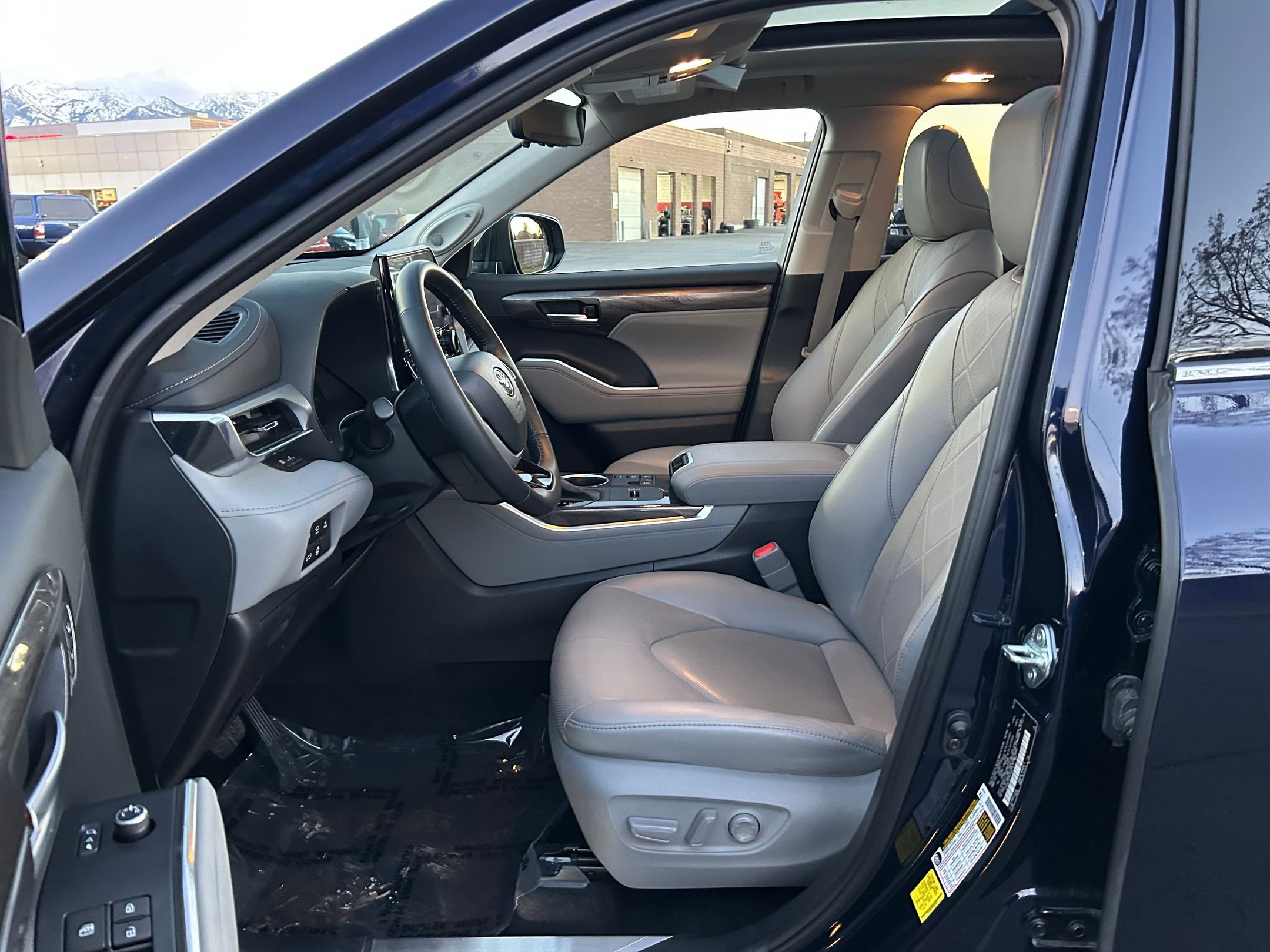 Used 2023 Toyota Highlander Platinum image 11