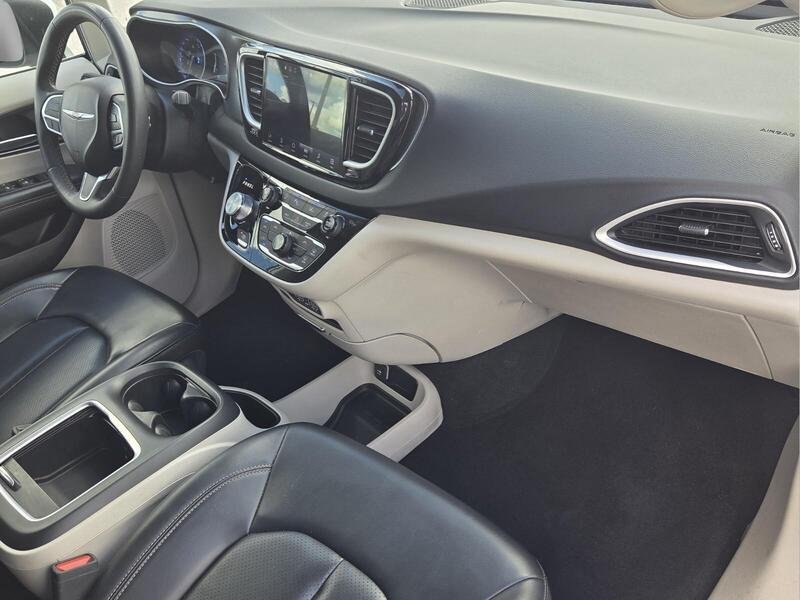 Used 2023 Chrysler Pacifica Touring-L FWD image 21