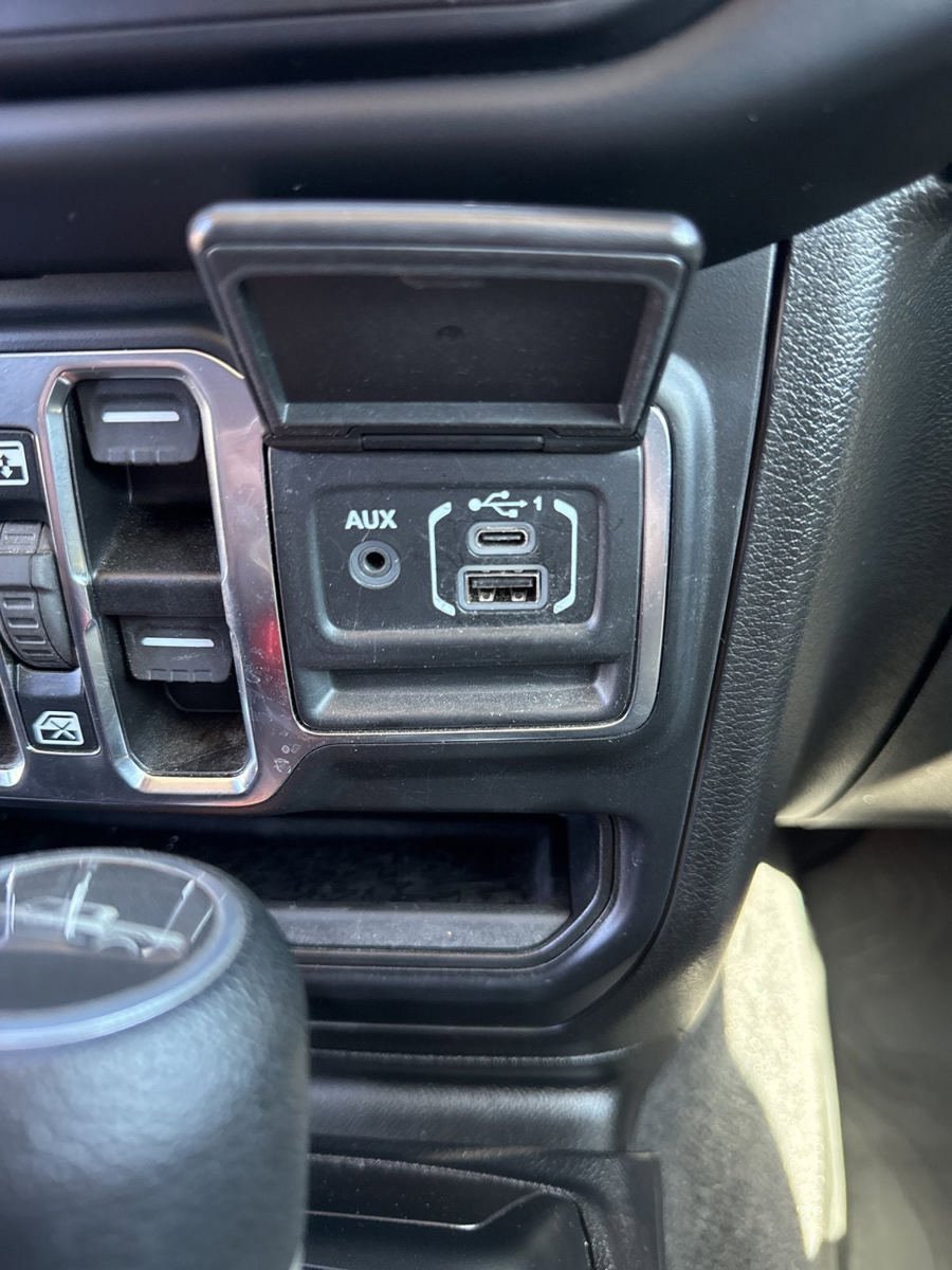 Used 2021 Jeep Gladiator Overland w/ Cold Weather Group AWD/4WD image 18