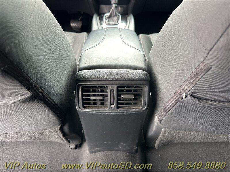 Used 2018 Nissan Rogue SV w/ Premium Package FWD image 17