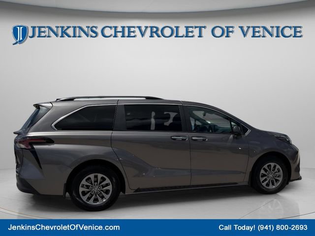 Used 2024 Toyota Sienna XLE FWD image 4