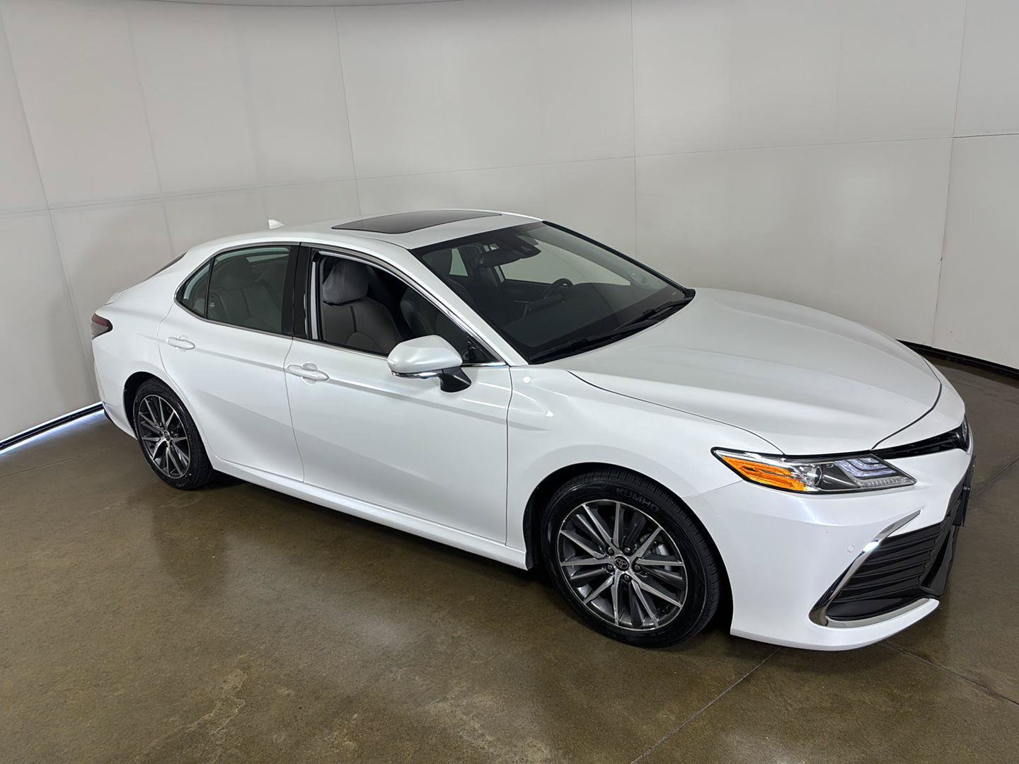 Used 2022 Toyota Camry XLE w/ Navigation Upgrade Package FWD image 7