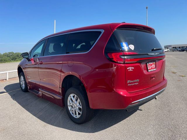 Used 2024 Chrysler Pacifica Touring image 5