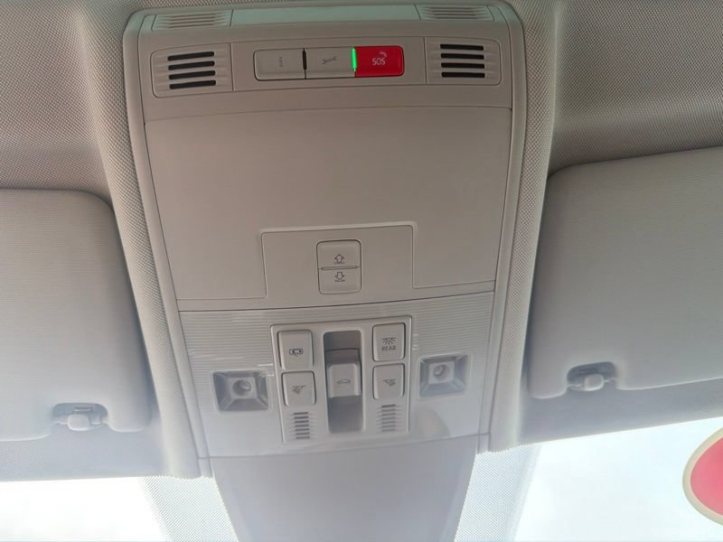 Used 2024 Volkswagen Tiguan SE AWD/4WD image 32