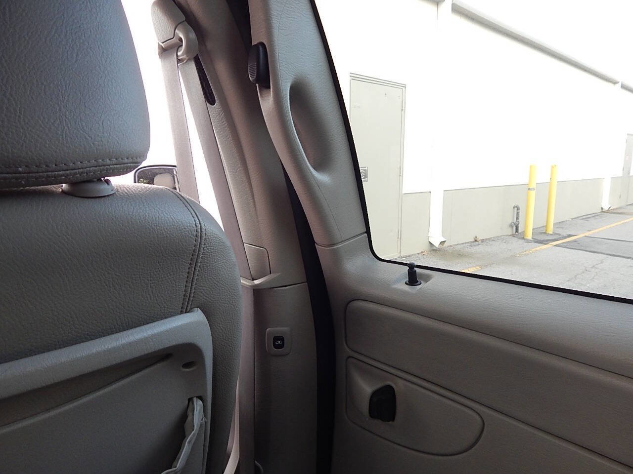 Used 2005 Chrysler Town & Country Touring w/ Luxury Group FWD image 27