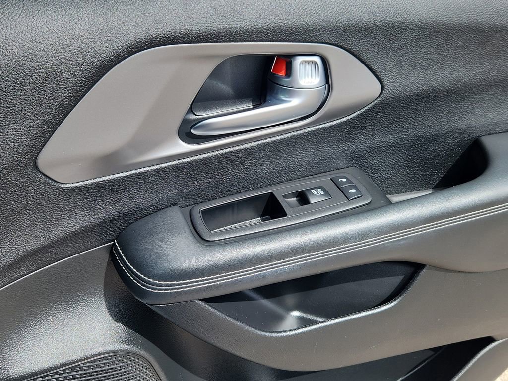 Used 2025 Chrysler Pacifica Select image 15