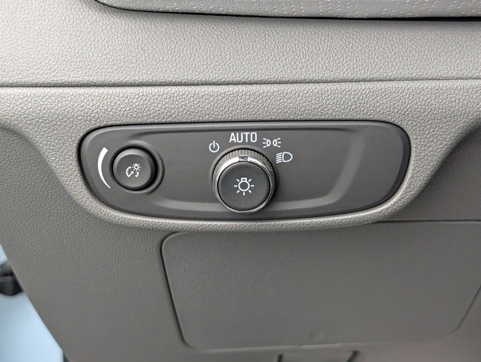 Used 2023 Chevrolet Bolt EUV Premier w/ Sun & Sound Package FWD image 11