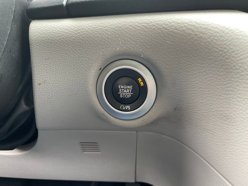 Used 2023 Chrysler Pacifica Touring-L image 28