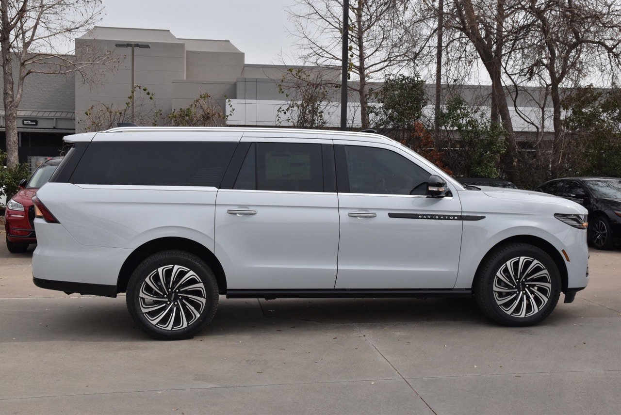 New 2025 Lincoln Navigator L Black Label AWD/4WD image 12