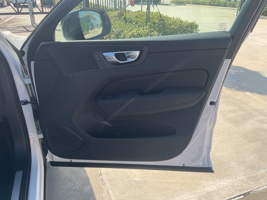 New 2027 Volvo XC60 B5 Core AWD/4WD image 17