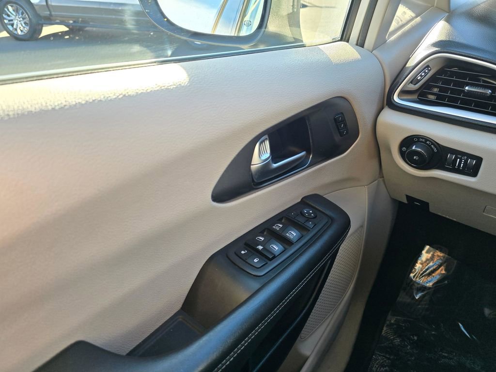 Used 2023 Chrysler Pacifica Touring-L FWD image 30