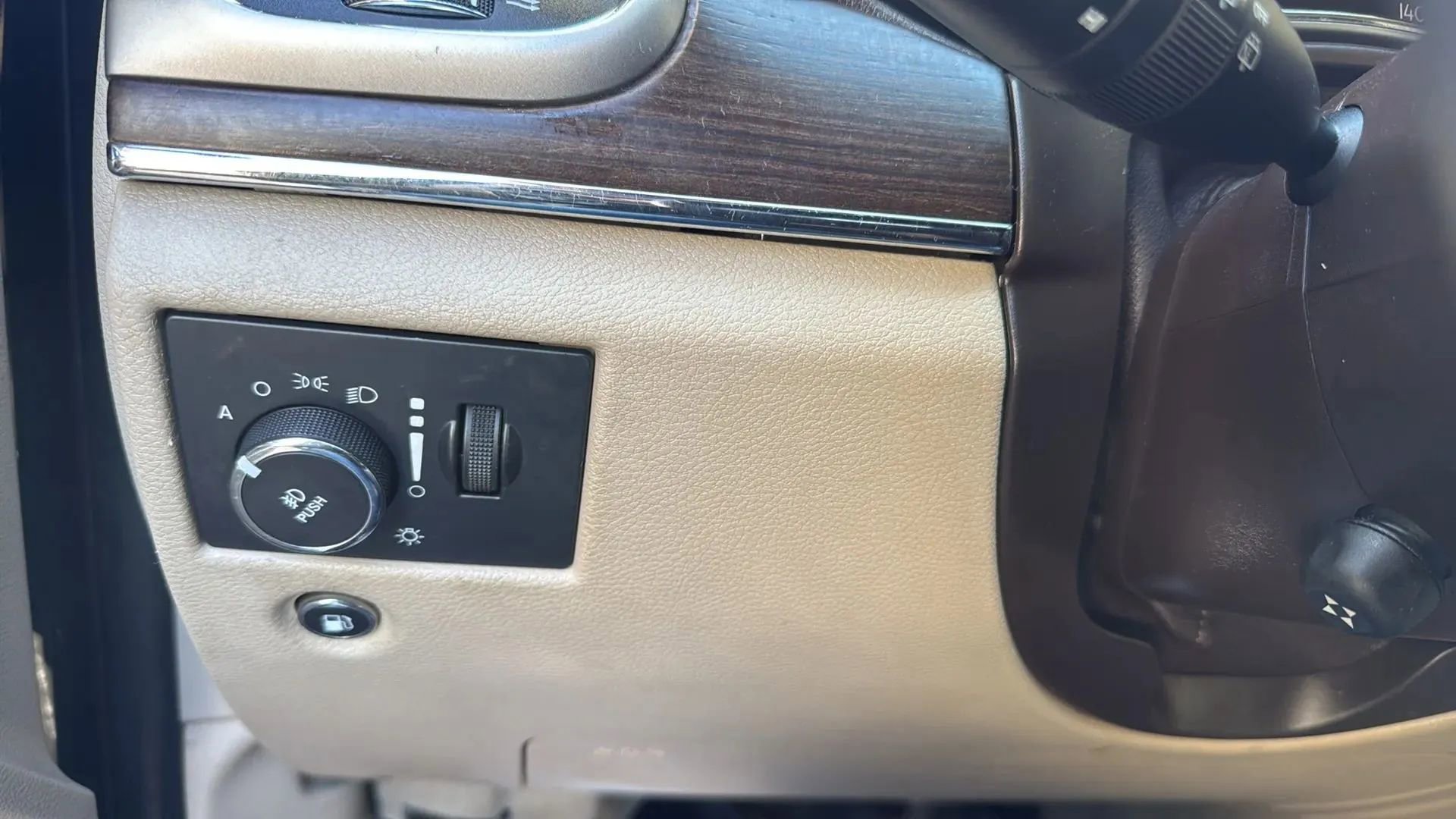 Used 2015 Jeep Grand Cherokee Overland w/ Advanced Technology Group AWD/4WD image 14