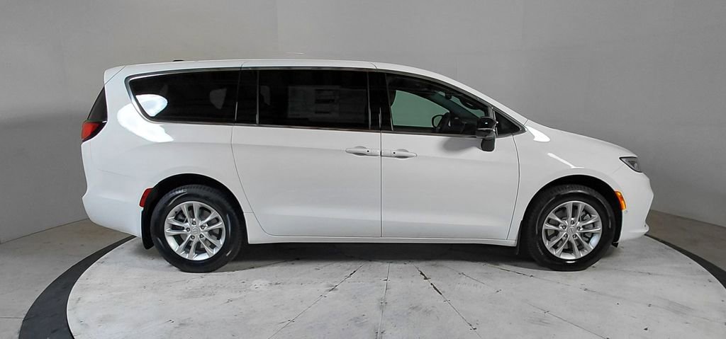New 2026 Chrysler Pacifica Select AWD/4WD image 8