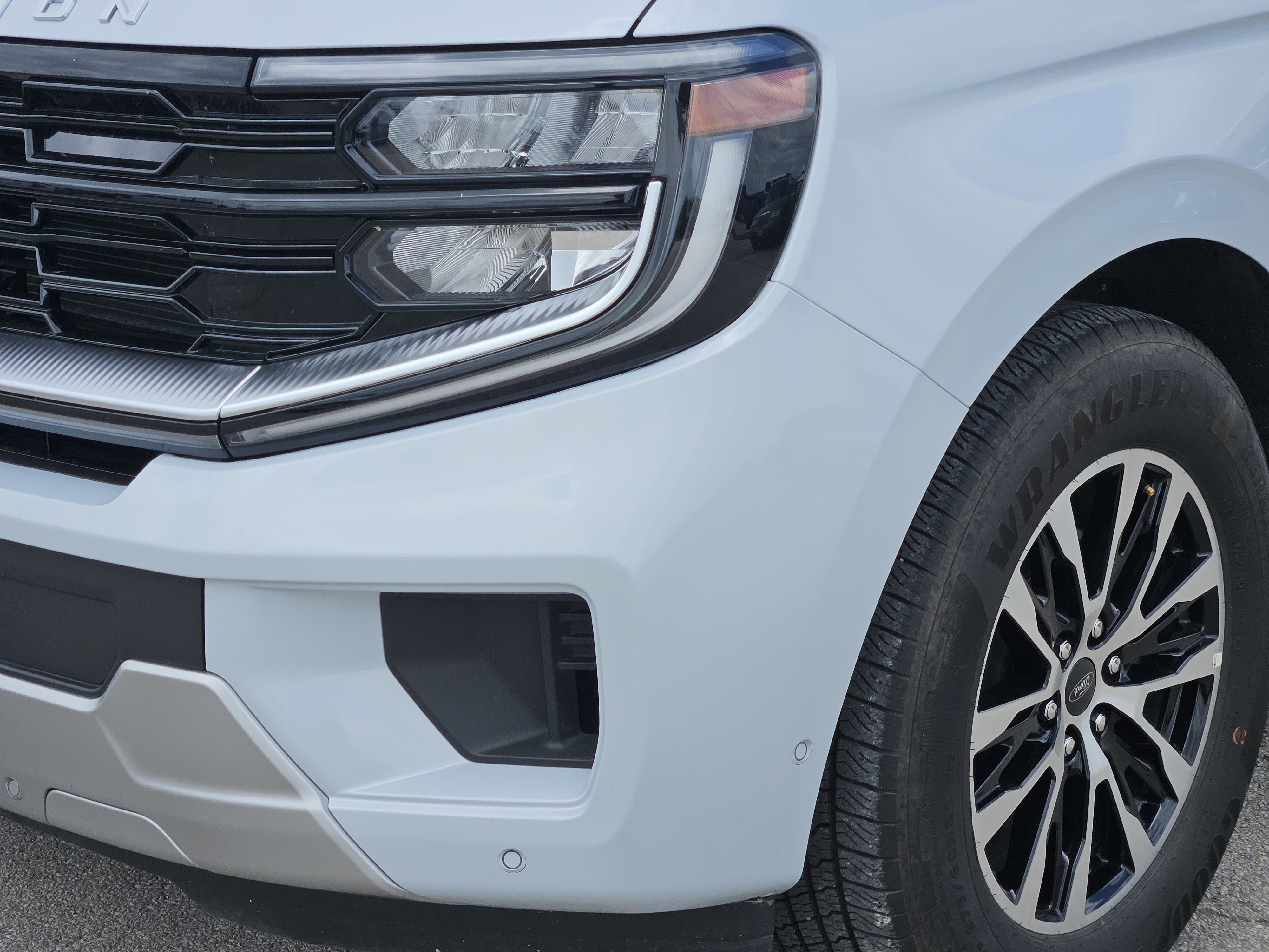 Used 2025 Ford Expedition Platinum AWD/4WD image 8