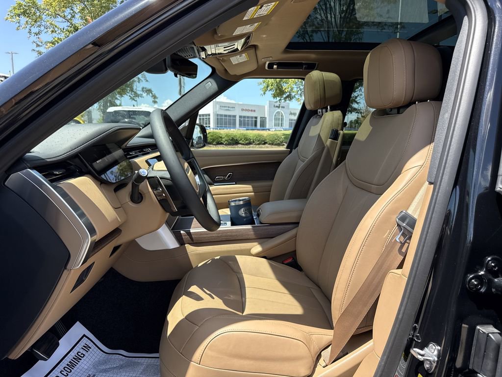 New 2025 Land Rover Range Rover SE image 3