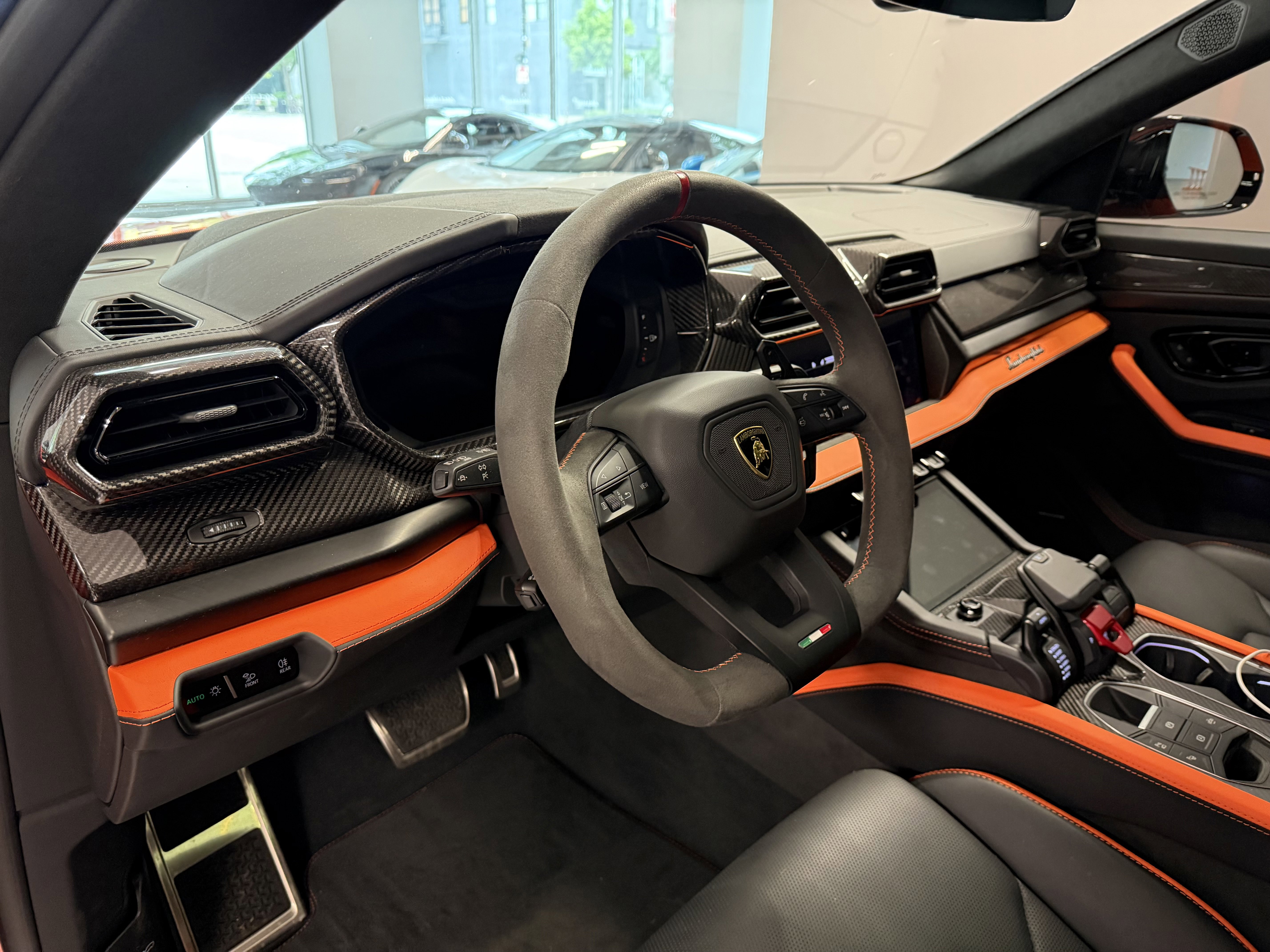 Used 2025 Lamborghini Urus SE AWD/4WD image 10