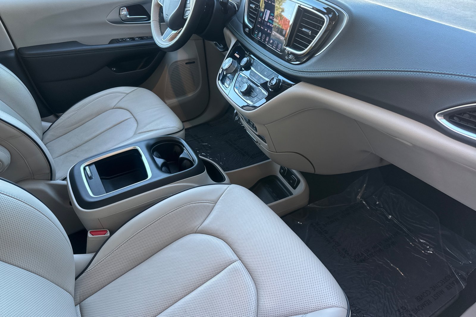 Used 2020 Chrysler Pacifica Limited w/ Advanced Safetytec Group FWD image 19