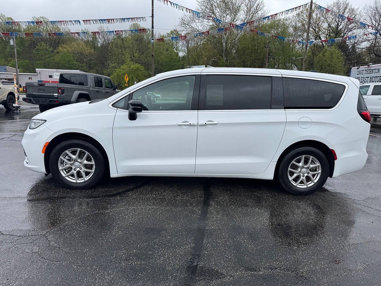 Used 2025 Chrysler Pacifica Select FWD image 6
