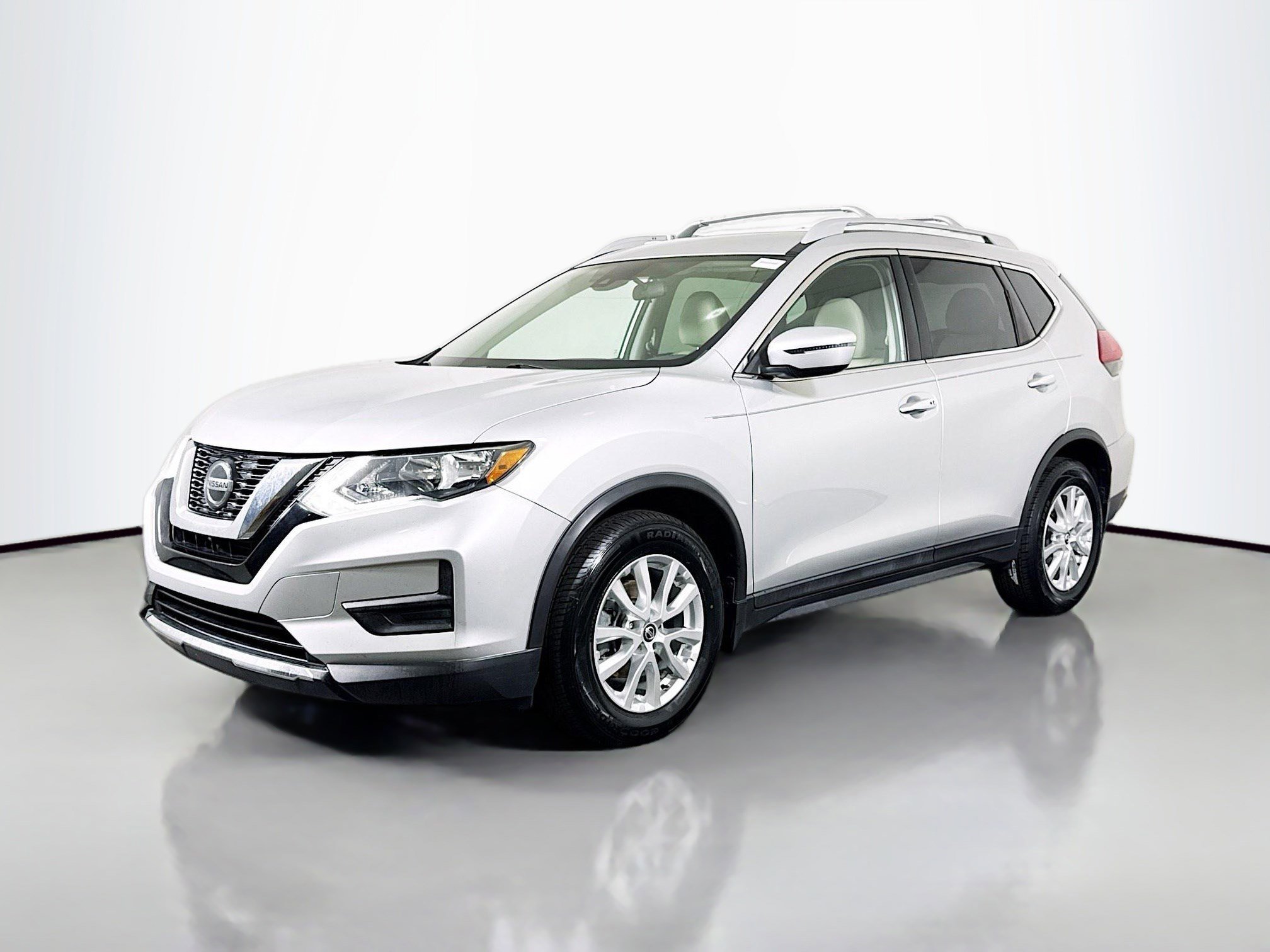 Used 2019 Nissan Rogue SV image 4