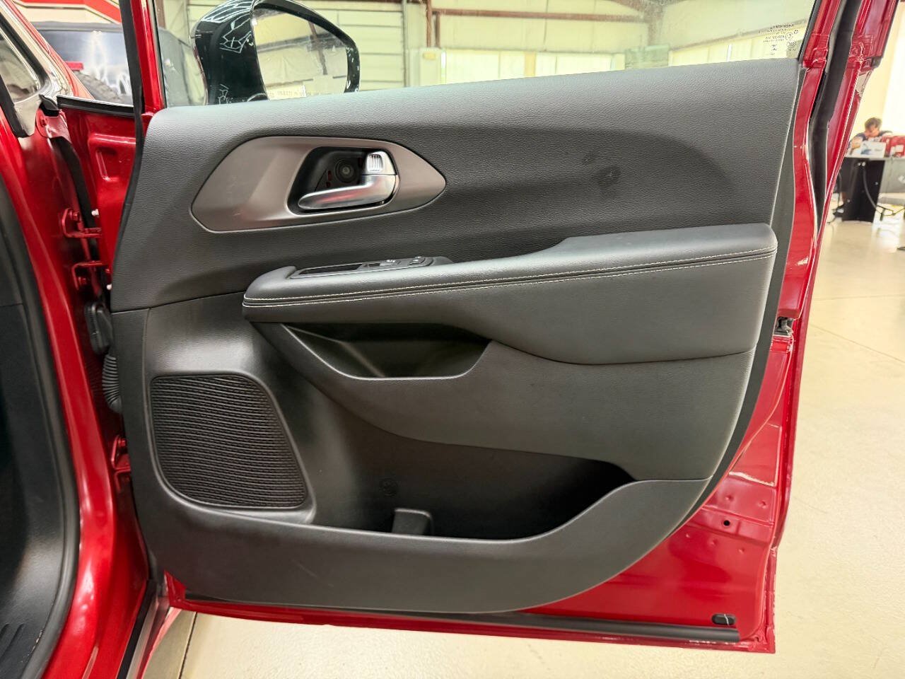 Used 2025 Chrysler Pacifica Select FWD image 15