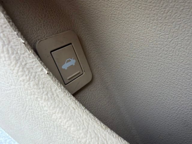 Used 2007 Cadillac STS V8 w/ Preferred Equipment Group RWD image 30