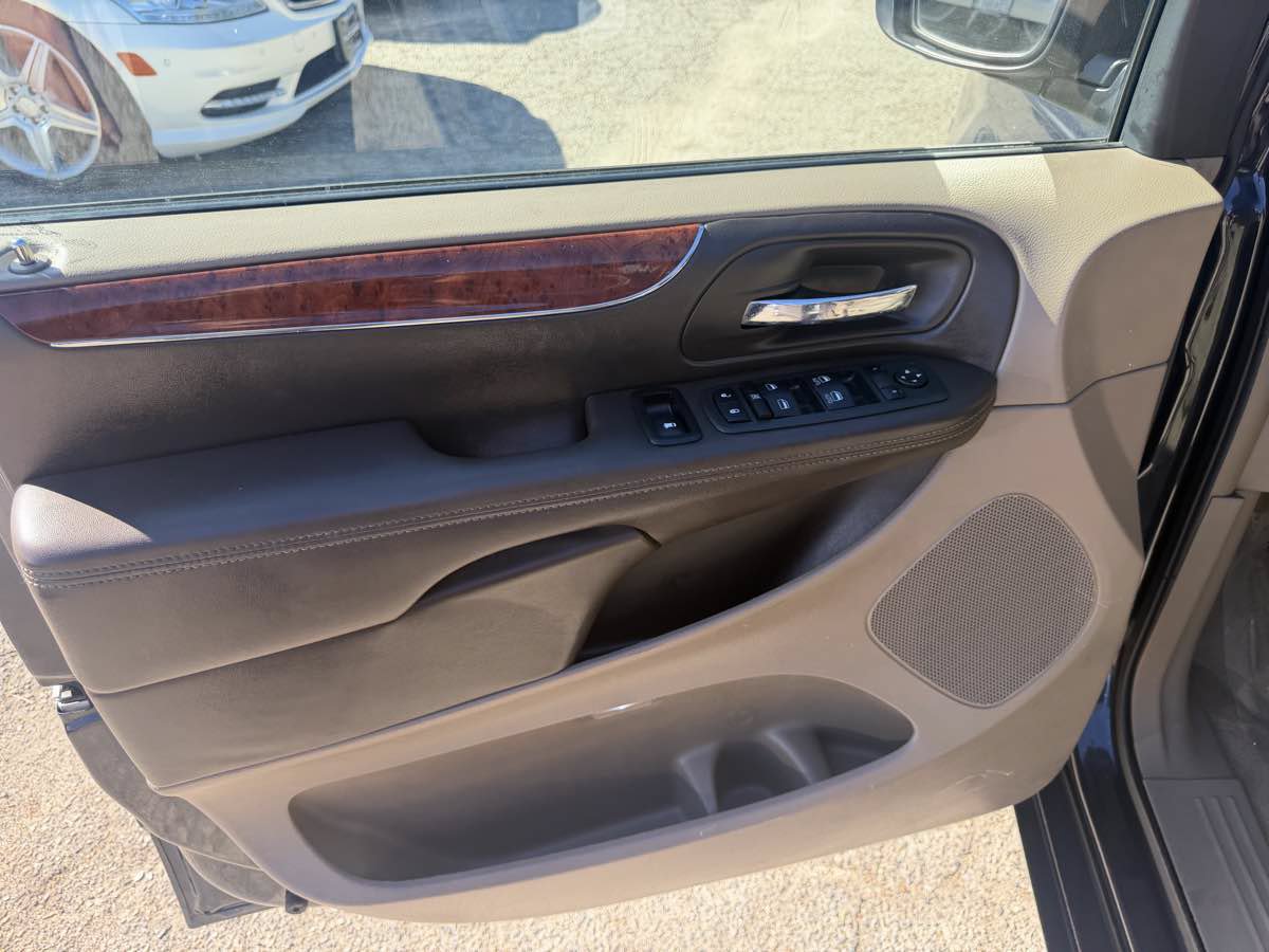 Used 2013 Chrysler Town & Country Touring-L w/ Driver Convenience Group FWD image 9