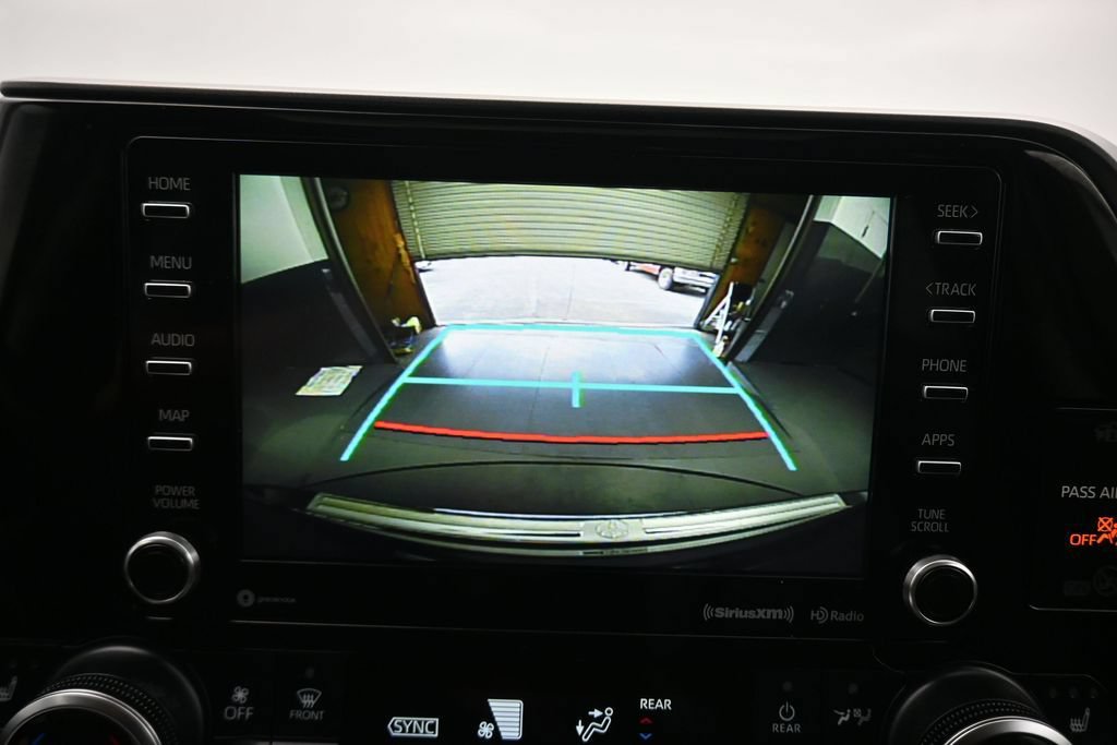 Used 2020 Toyota Highlander XLE AWD/4WD image 19