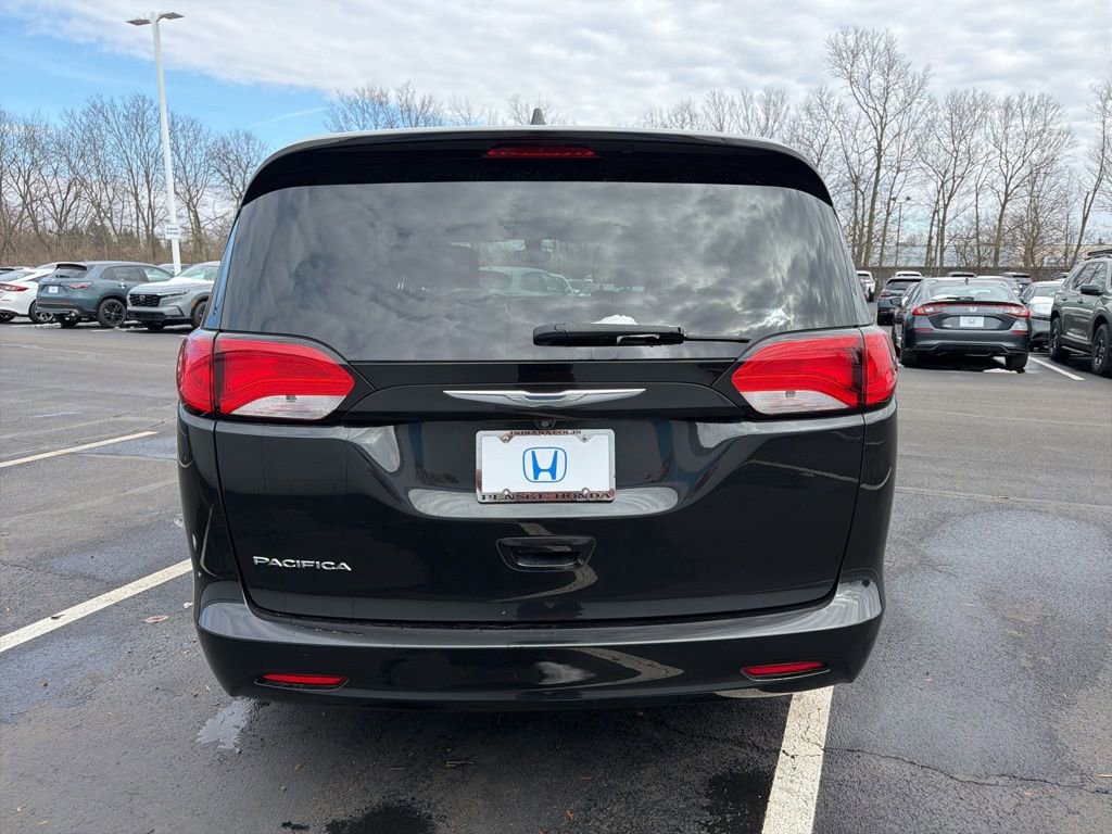 Used 2017 Chrysler Pacifica Touring image 4