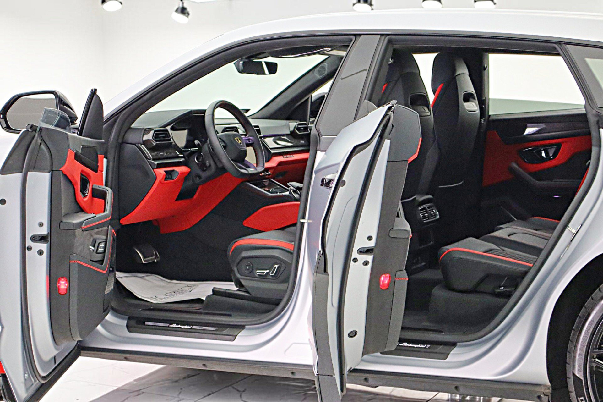 Used 2025 Lamborghini Urus S AWD/4WD image 6