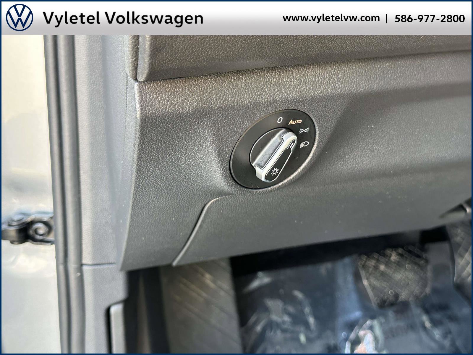 Certified 2024 Volkswagen Jetta SE w/ Panoramic Sunroof Package image 20