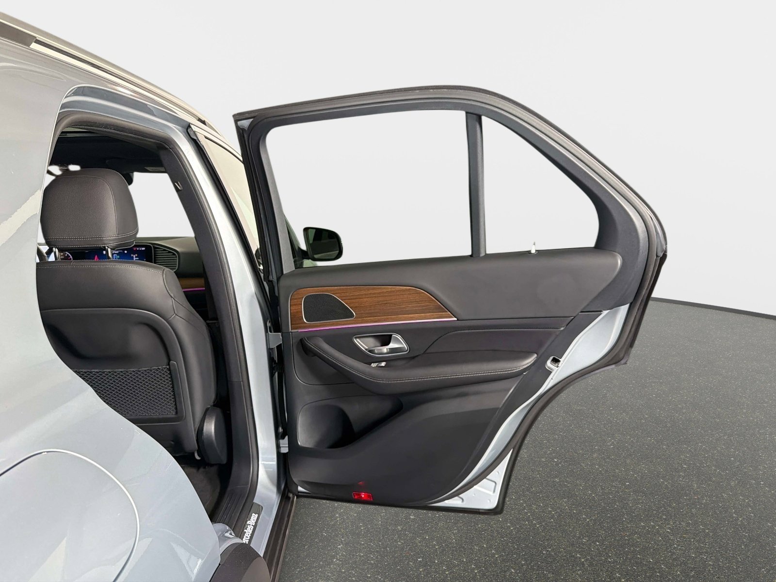 Used 2025 Mercedes-Benz GLE 450 4MATIC w/ Winter Package image 26