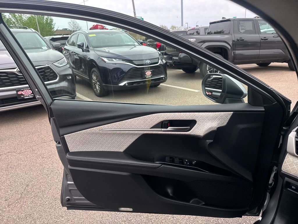 Used 2025 Toyota Camry XLE AWD/4WD image 29
