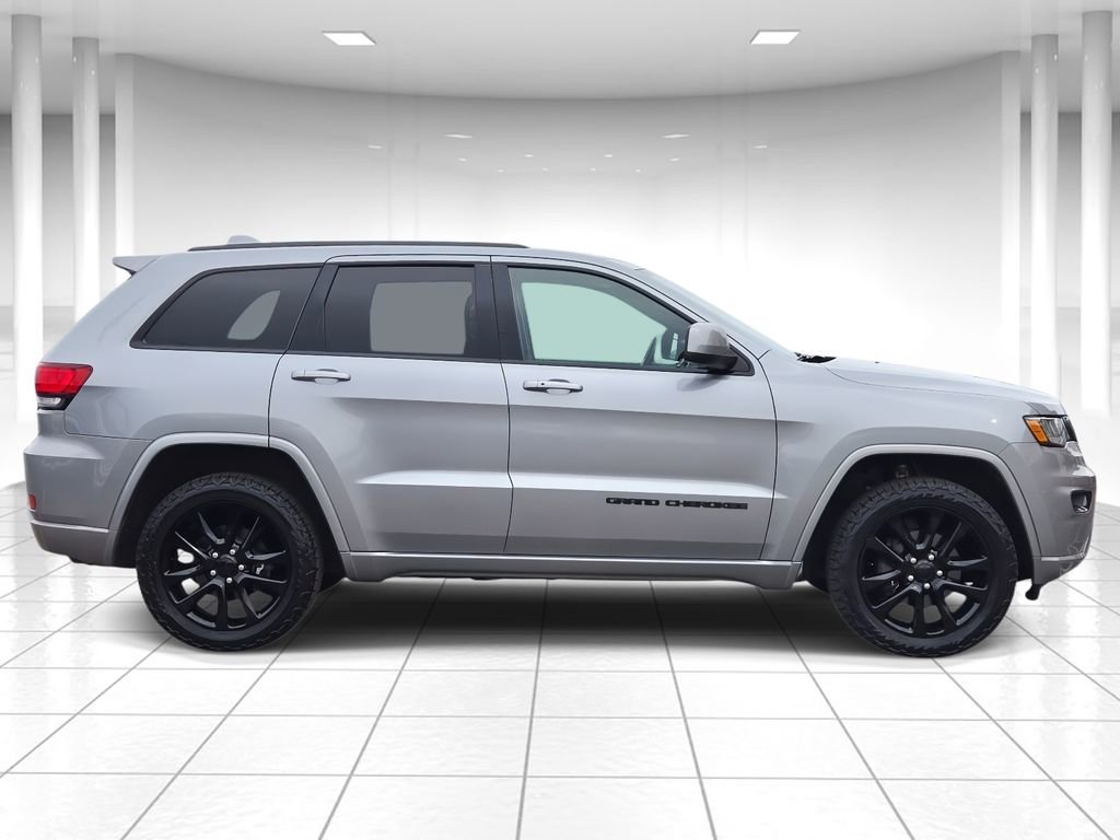 Used 2020 Jeep Grand Cherokee Altitude image 2