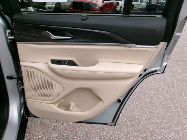Certified 2025 Jeep Grand Cherokee Limited w/ Luxury Tech Group II AWD/4WD image 9
