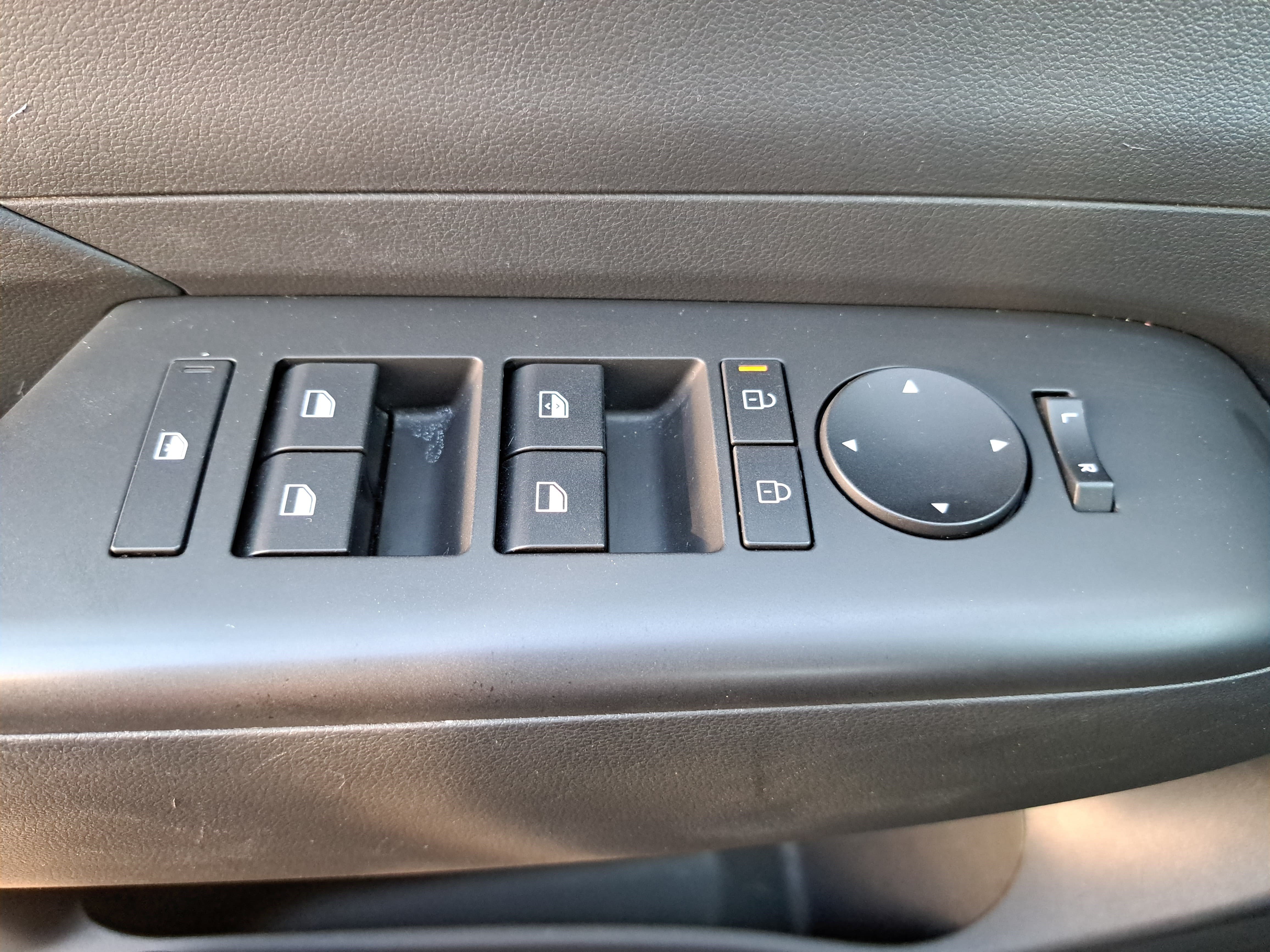 Used 2025 Hyundai Kona SEL FWD image 25