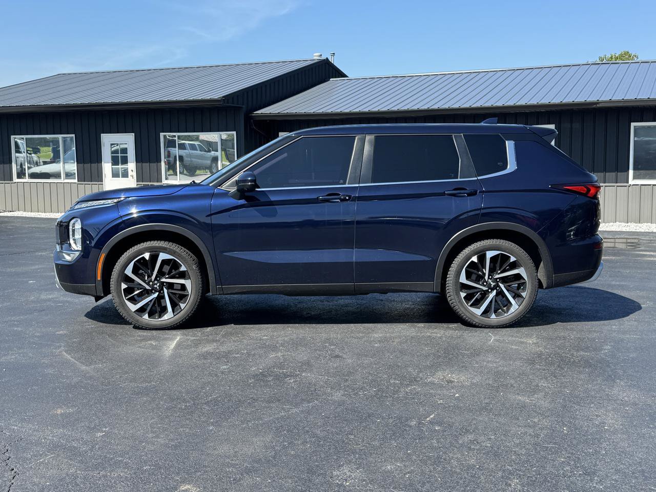 Used 2022 Mitsubishi Outlander SE AWD/4WD image 2