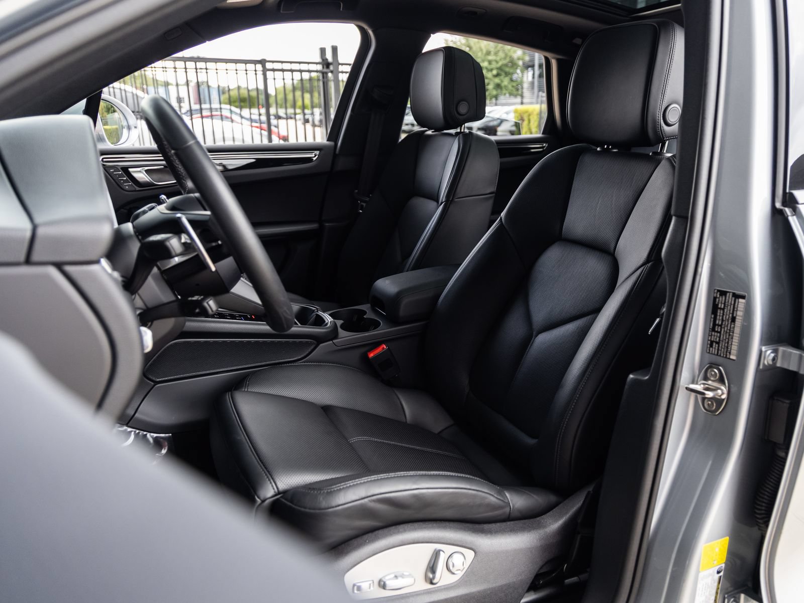 Certified 2026 Porsche Macan AWD/4WD image 5