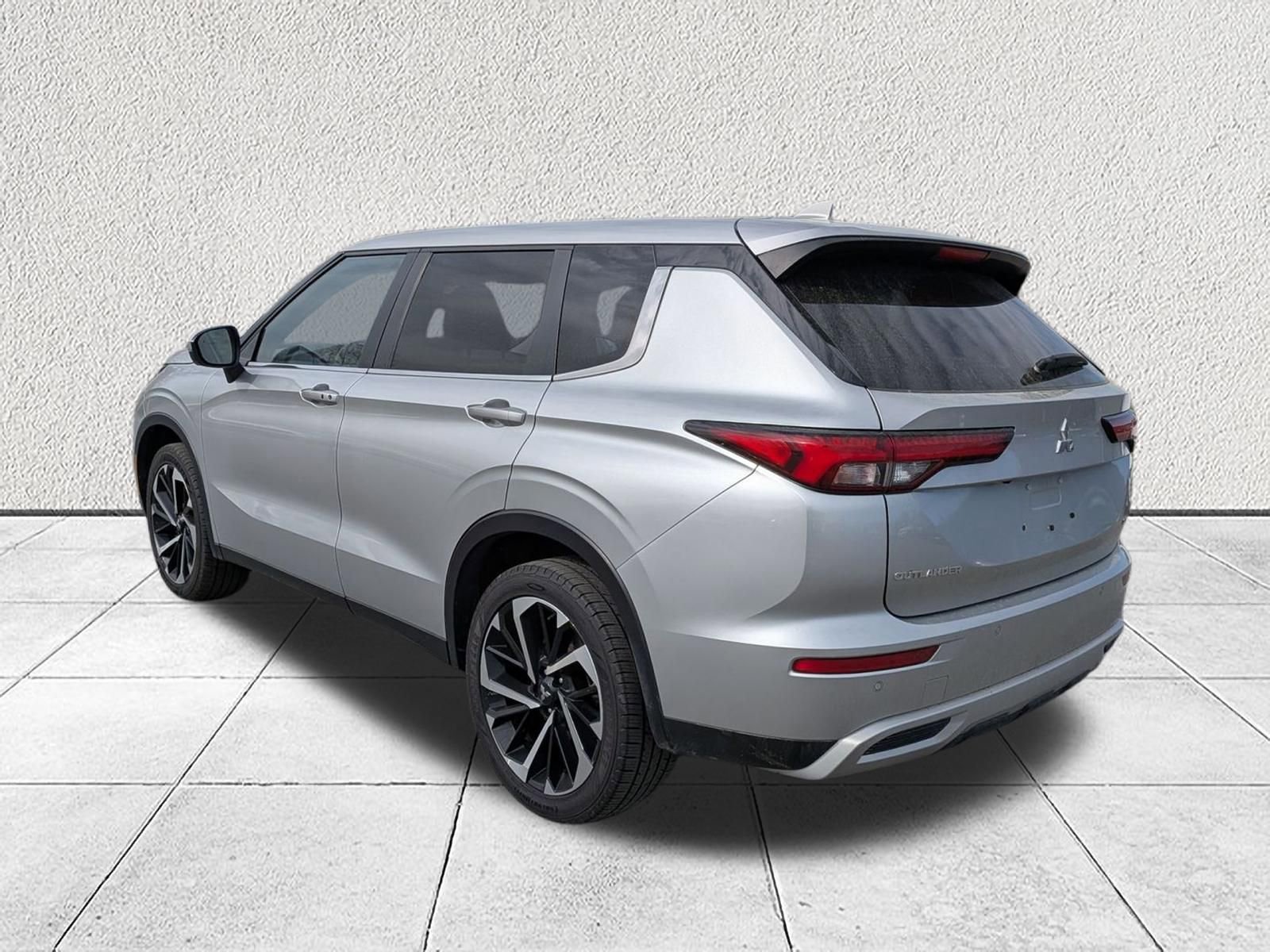 Used 2024 Mitsubishi Outlander SE image 5