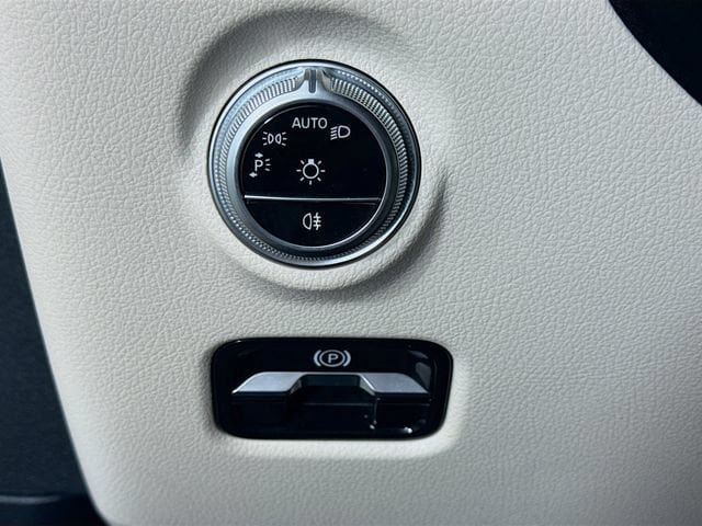 Used 2023 Mercedes-Benz C 300 Sedan image 10