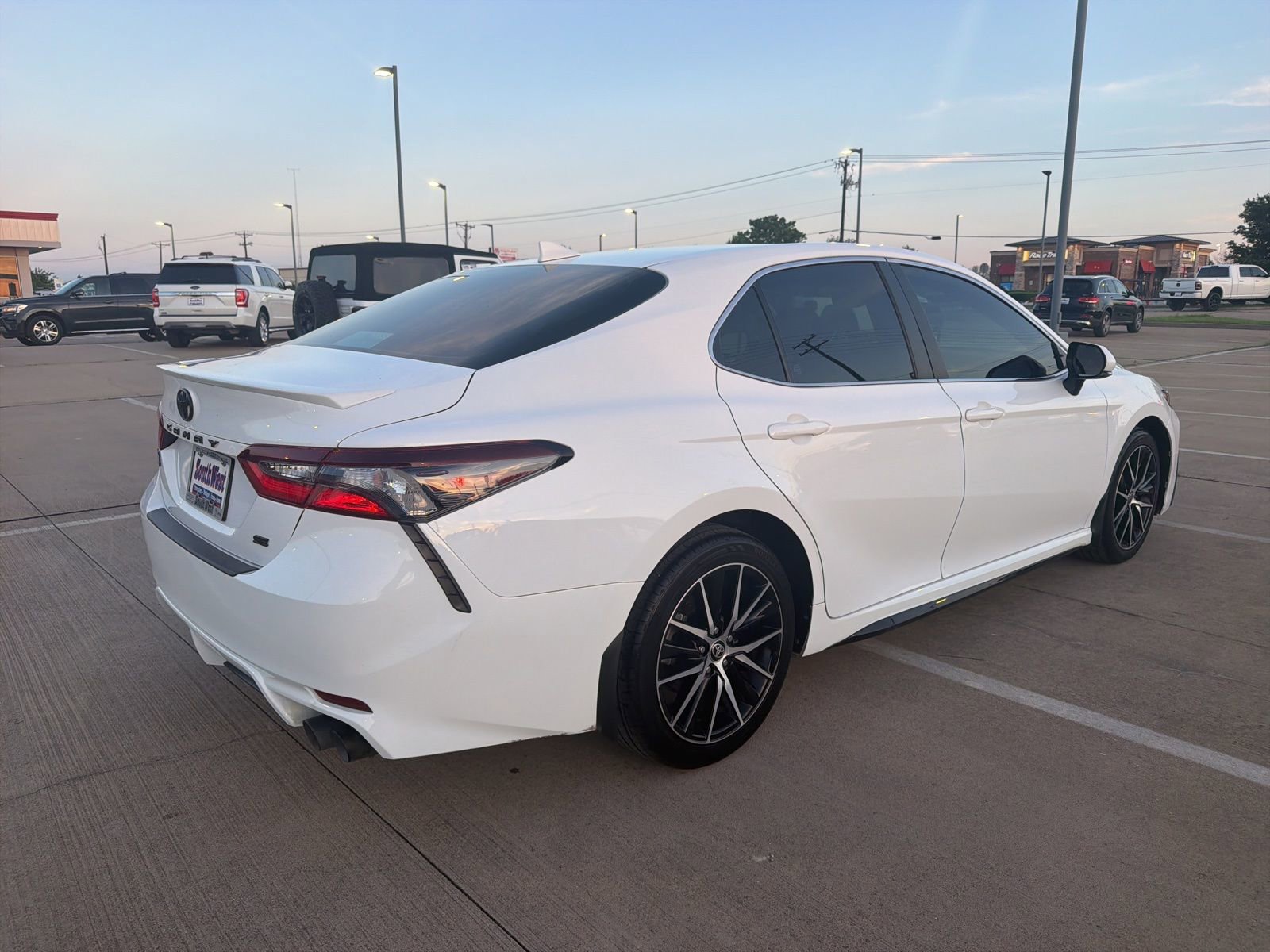 Used 2023 Toyota Camry SE FWD image 5