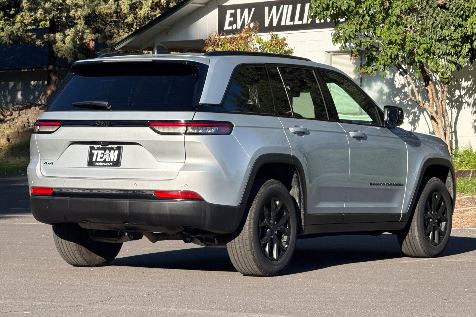 Used 2025 Jeep Grand Cherokee Altitude AWD/4WD image 4