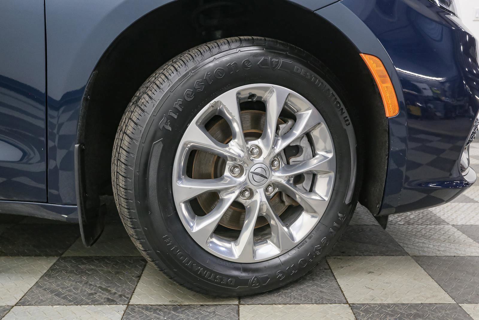 Used 2022 Chrysler Pacifica Touring-L image 16
