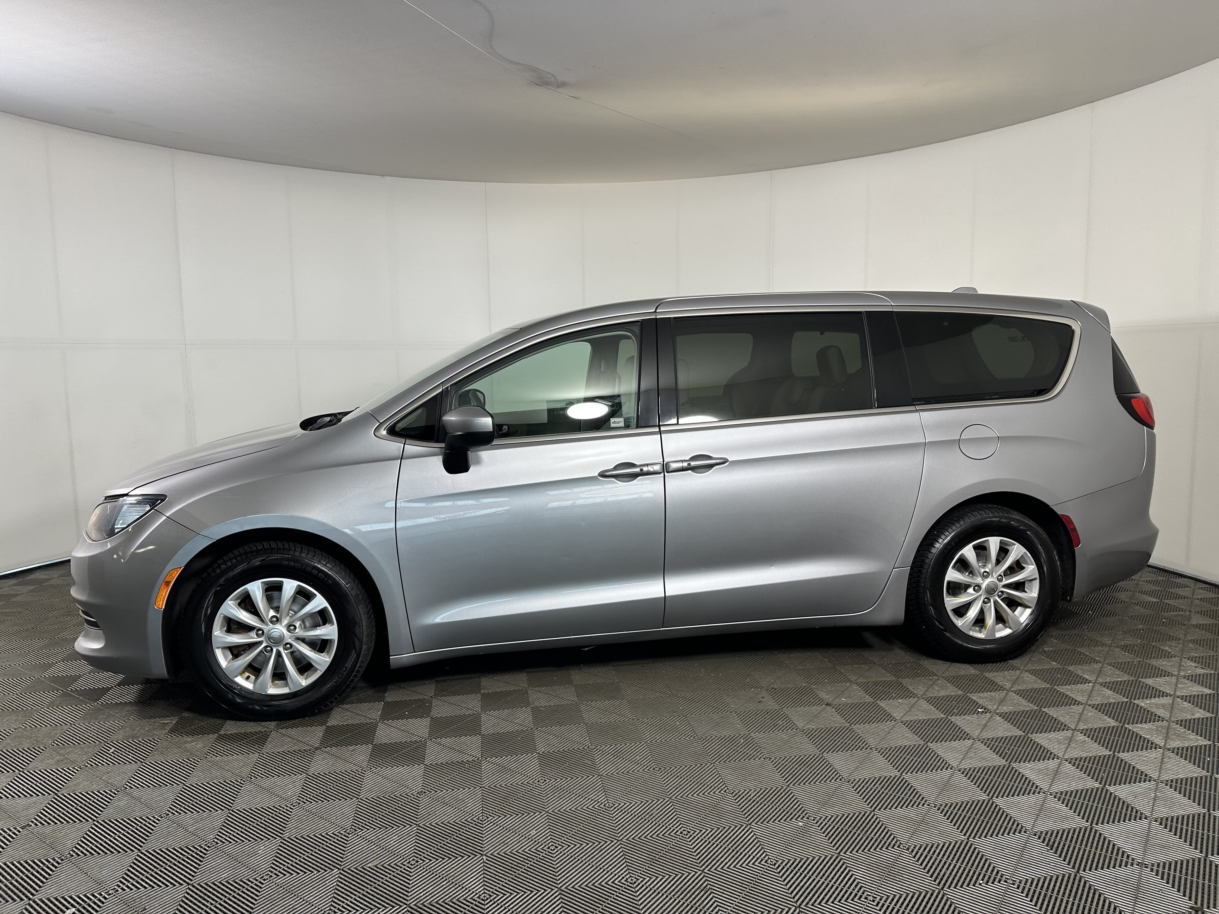 Used 2017 Chrysler Pacifica Touring w/ Tire & Wheel Group FWD image 2