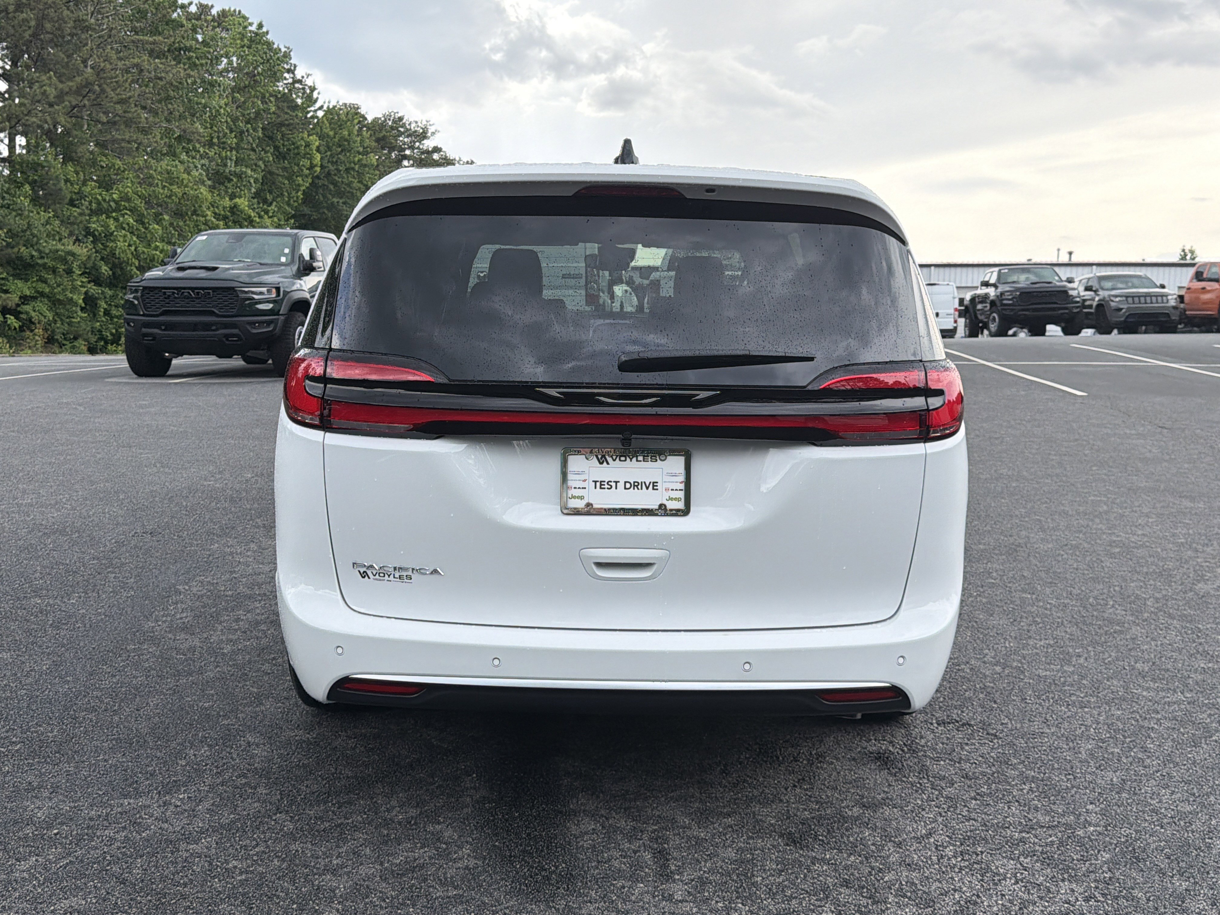 New 2027 Chrysler Pacifica Select FWD image 7